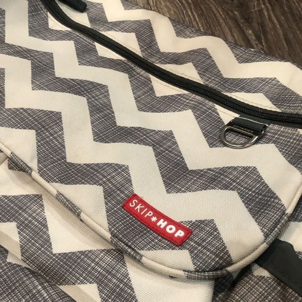Baby Bag Skip Hop Chevron Patterned in Gray and White - Picture 2 of 8